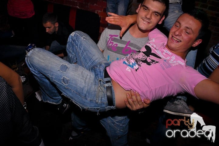 Noapte de distracţie în Escape, 