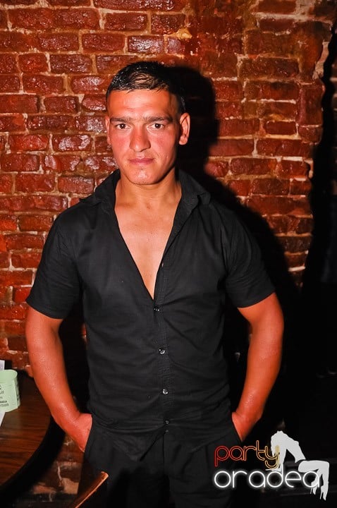 Noapte fierbinte în Club Escape, 