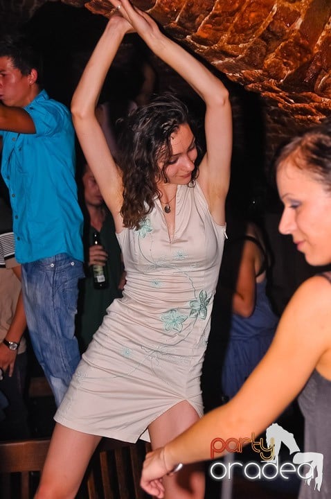 Noapte fierbinte în Club Escape, 