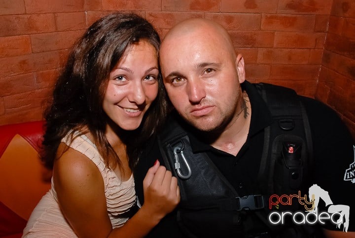 Noapte fierbinte în Club Escape, 