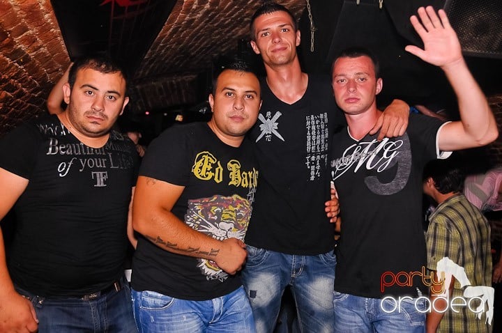 Noapte fierbinte în Club Escape, 