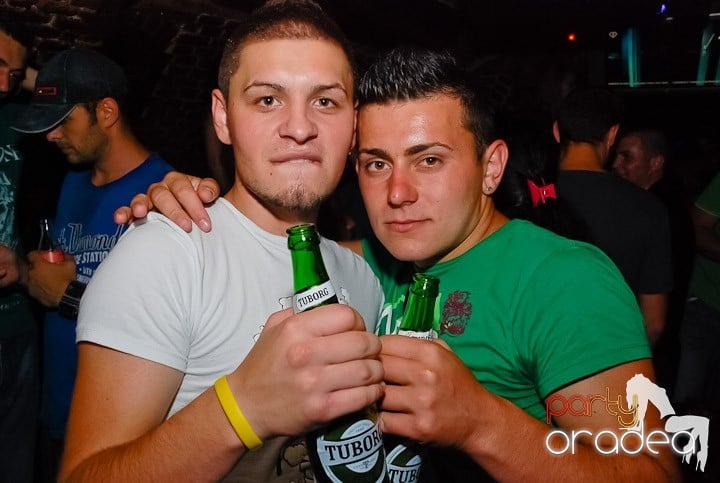 Noapte fierbinte în Club Escape, 