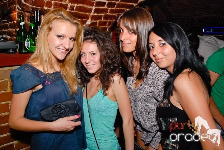 Noapte fierbinte în Club Escape, 