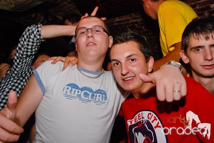 Noapte fierbinte în Club Escape, 