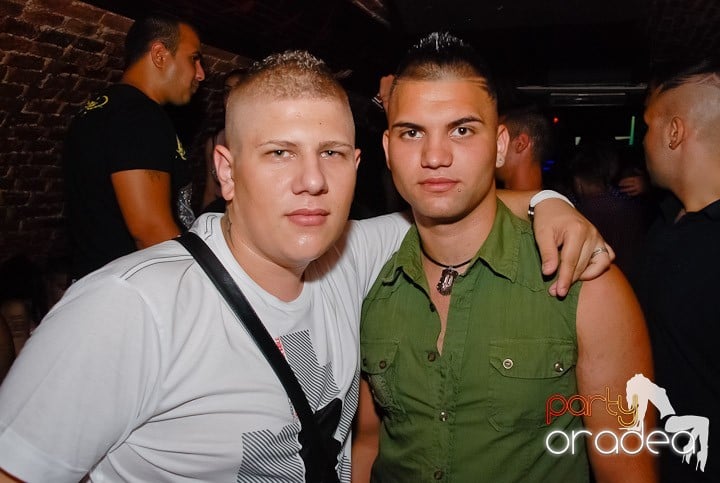 Noapte fierbinte în Club Escape, 