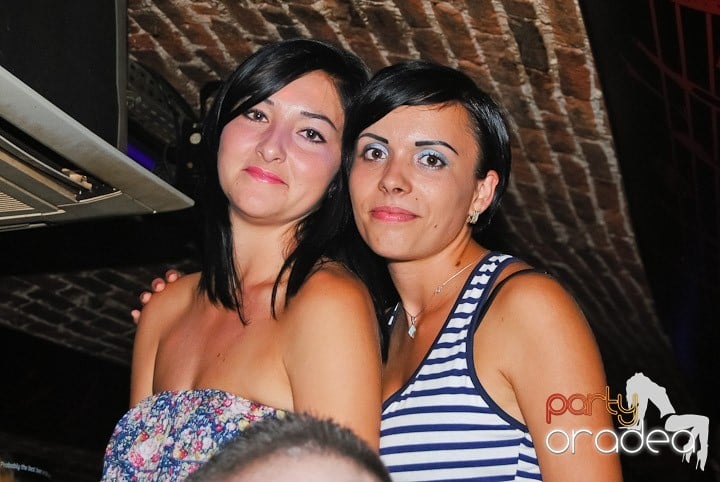 Non-Stop Party în Club Escape, 