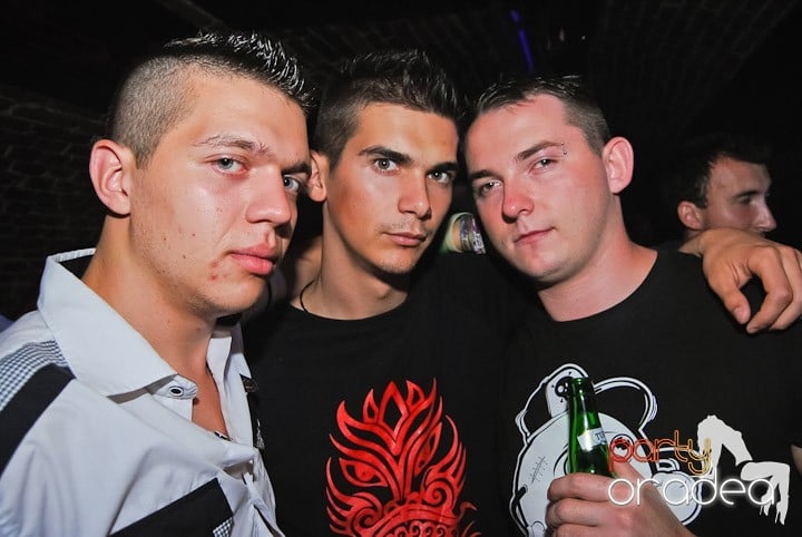 Non-Stop Party în Club Escape, 