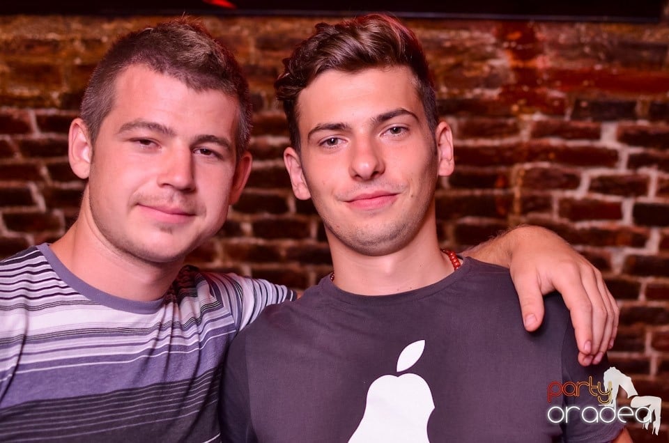 O nouă petrecere în Club Escape, 