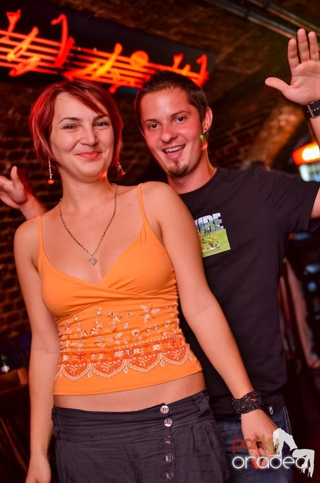 O nouă petrecere în Club Escape, 