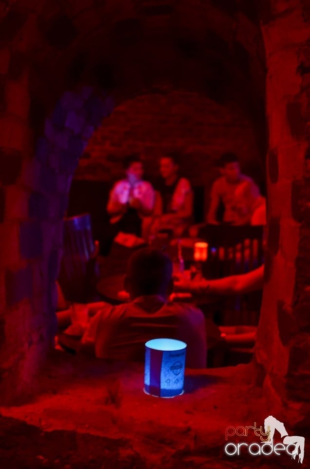 O nouă petrecere în Club Escape, 