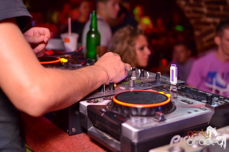 O nouă petrecere în Club Escape, 