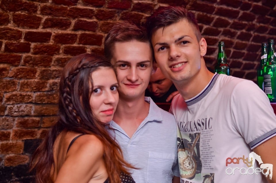 O nouă petrecere în Club Escape, 