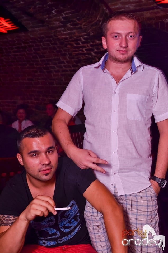 O nouă petrecere în Club Escape, 