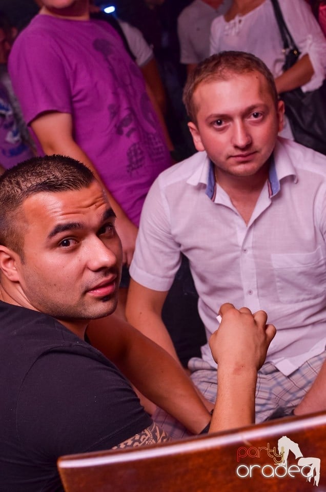 O nouă petrecere în Club Escape, 