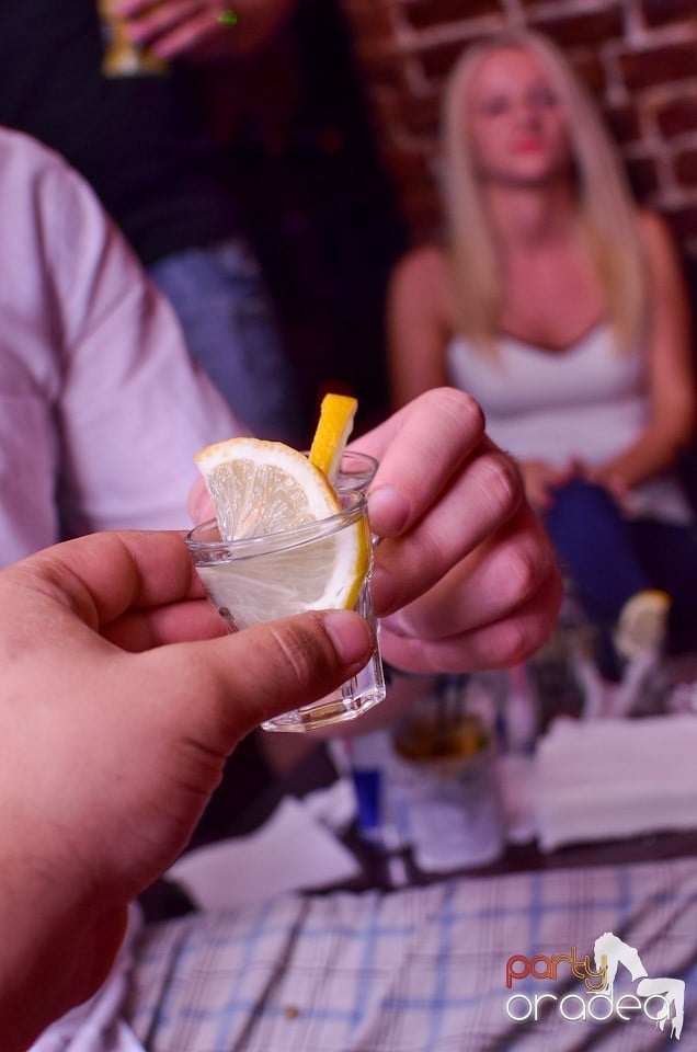 O nouă petrecere în Club Escape, 