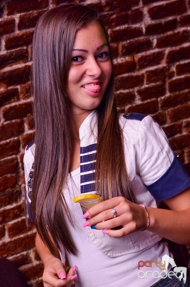 O nouă petrecere în Club Escape, 