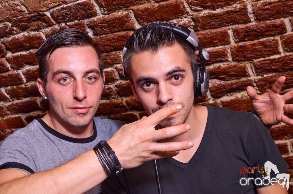 O nouă petrecere în Club Escape, 