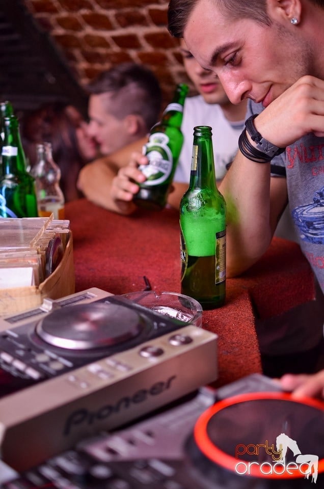 O nouă petrecere în Club Escape, 