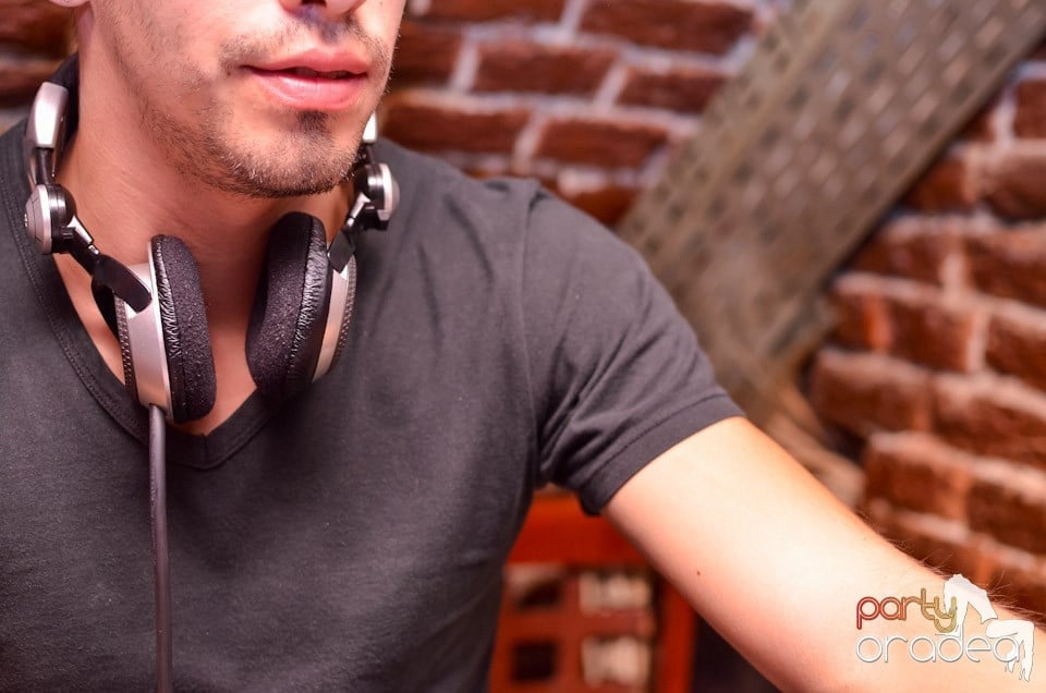 O nouă petrecere în Club Escape, 