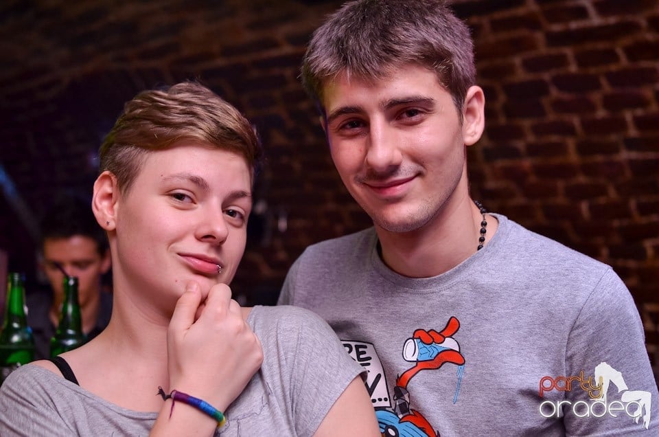 O nouă petrecere în Club Escape, 