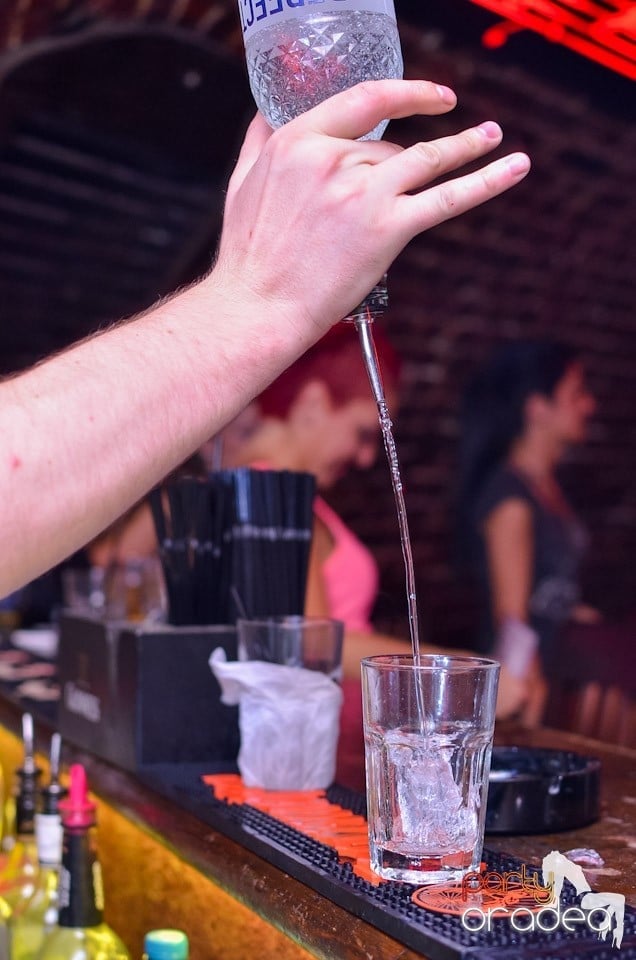 O nouă petrecere în Club Escape, 