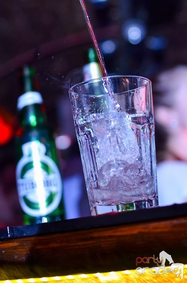 O nouă petrecere în Club Escape, 