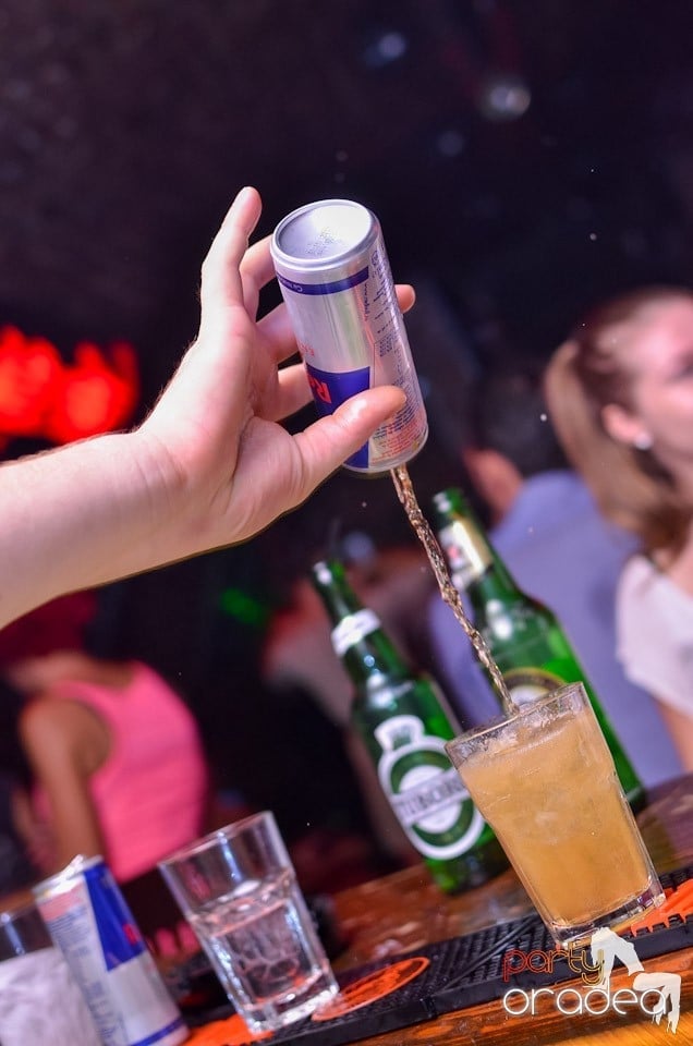 O nouă petrecere în Club Escape, 