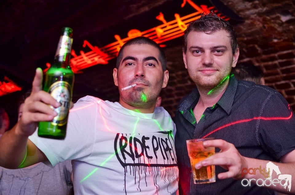 O nouă petrecere în Club Escape, 
