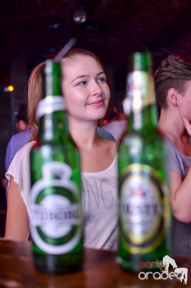 O nouă petrecere în Club Escape, 