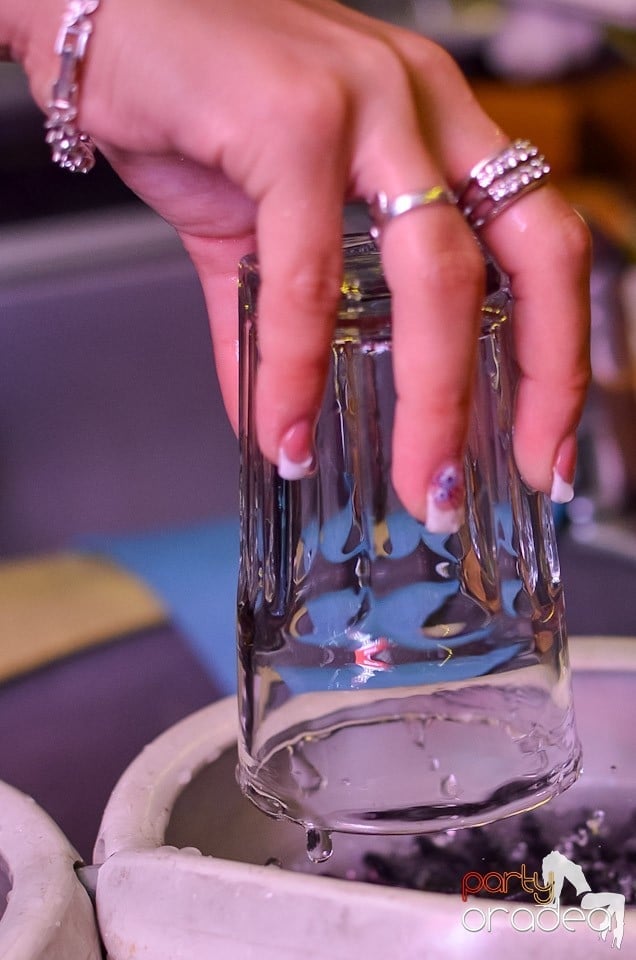 O nouă petrecere în Club Escape, 