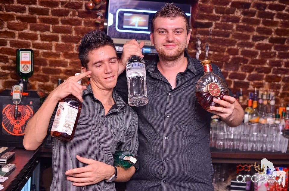 O nouă petrecere în Club Escape, 