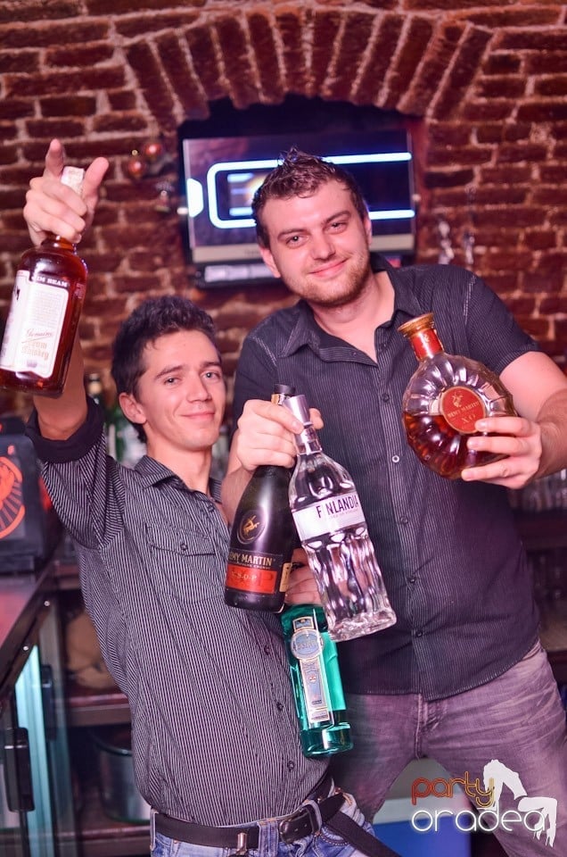 O nouă petrecere în Club Escape, 