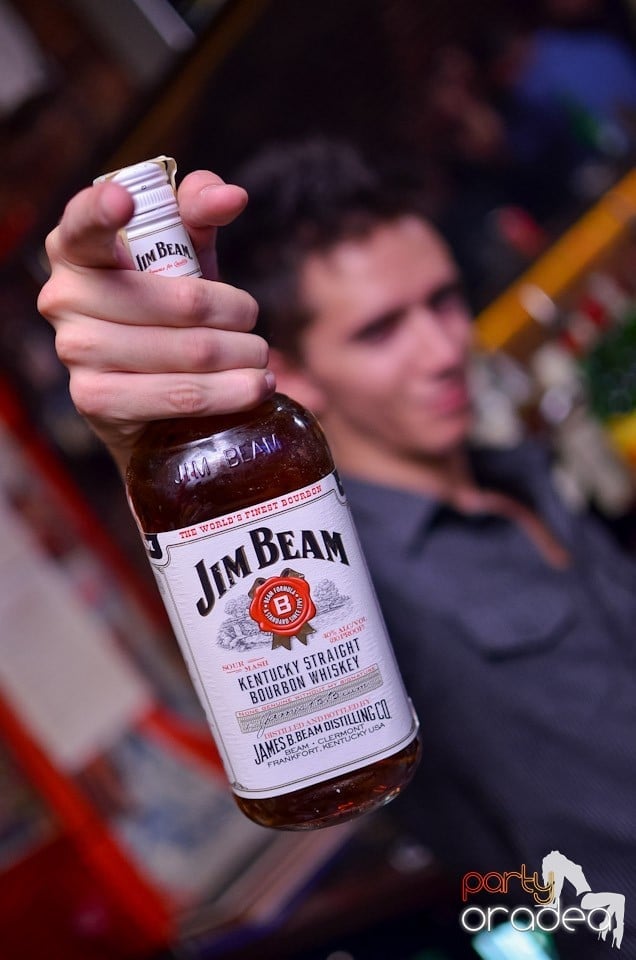 O nouă petrecere în Club Escape, 