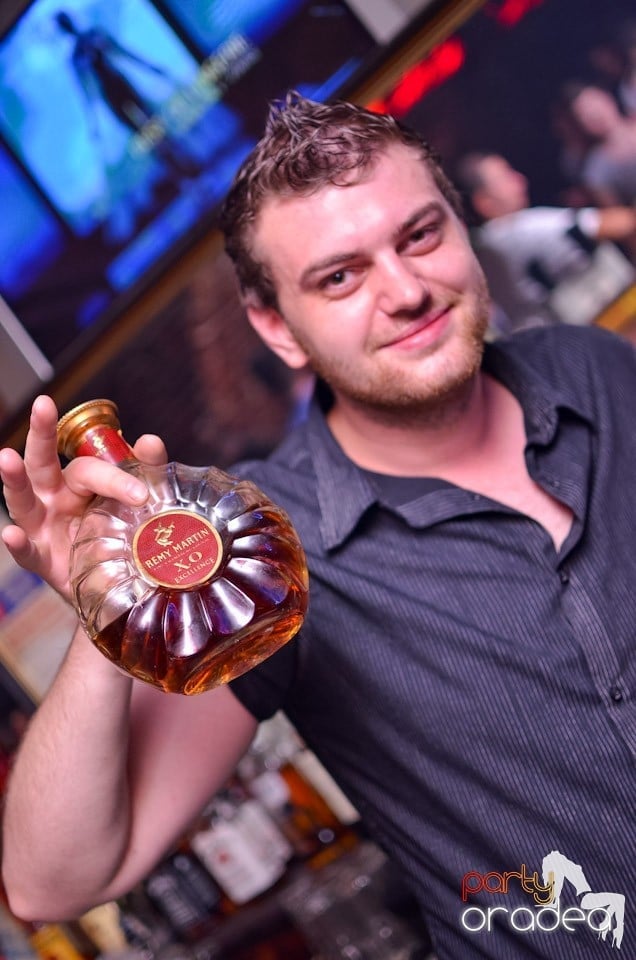 O nouă petrecere în Club Escape, 