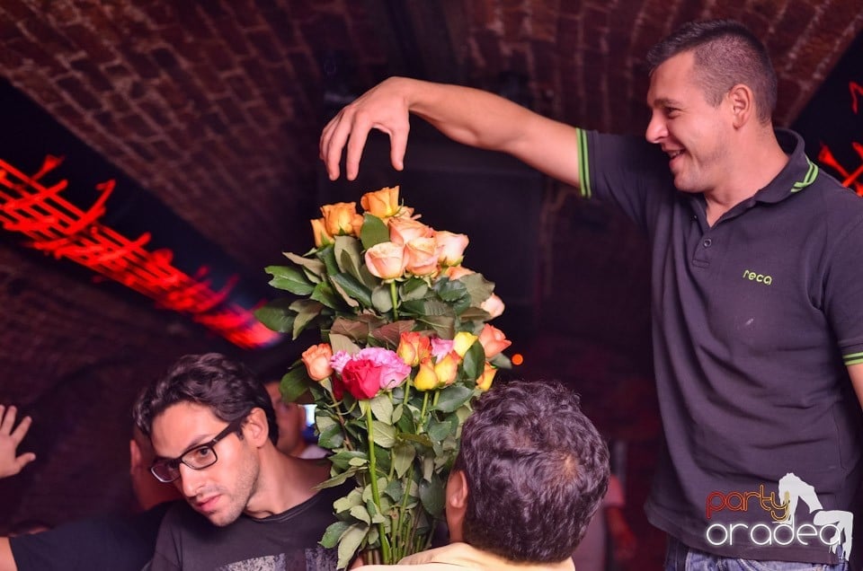 O nouă petrecere în Club Escape, 