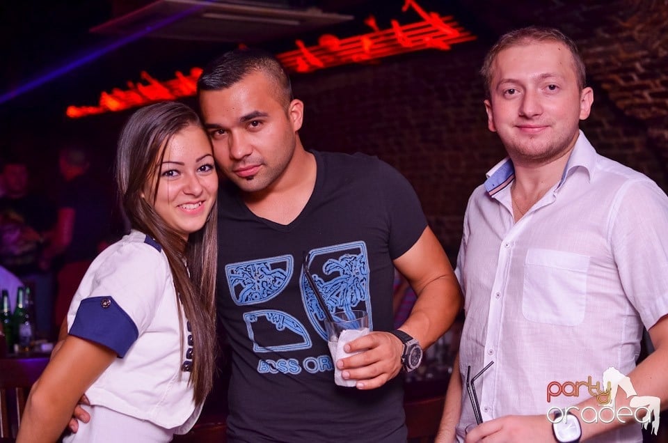 O nouă petrecere în Club Escape, 