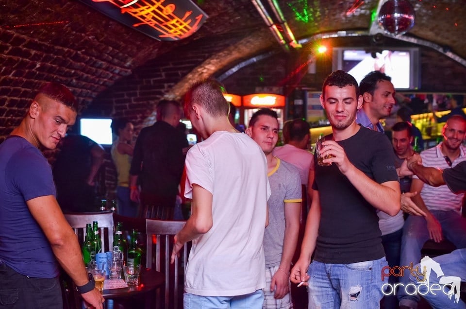 O nouă petrecere în Club Escape, 