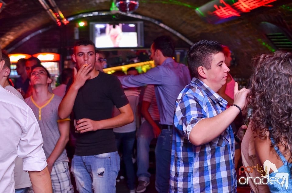 O nouă petrecere în Club Escape, 