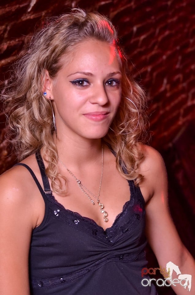 O nouă petrecere în Club Escape, 