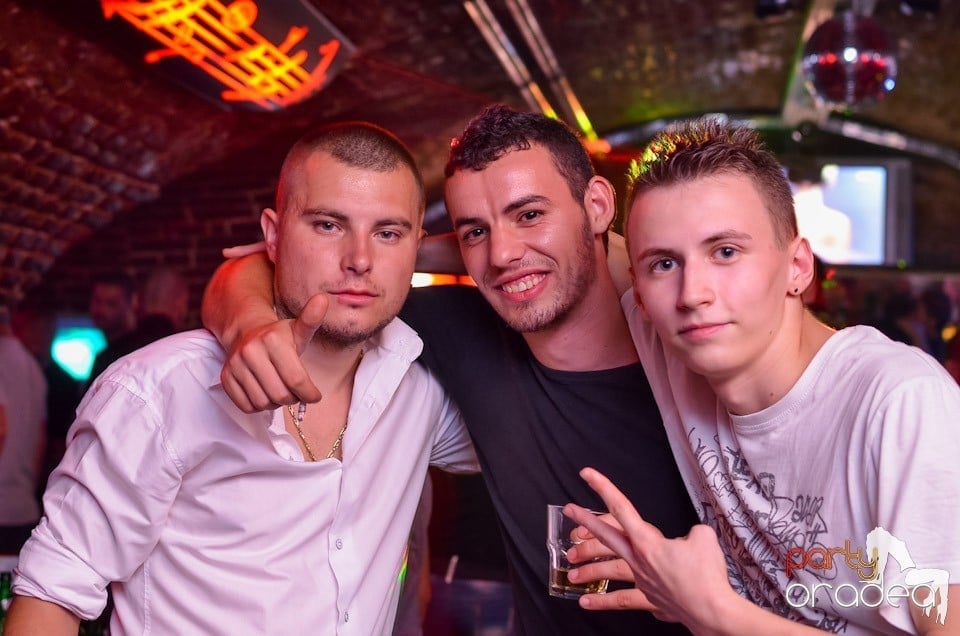 O nouă petrecere în Club Escape, 