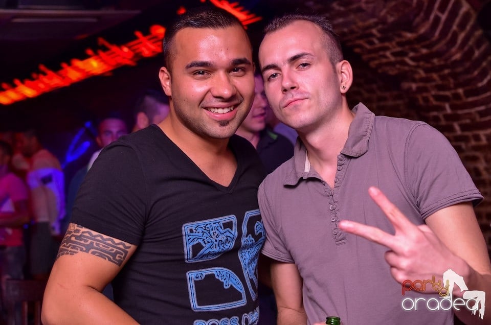 O nouă petrecere în Club Escape, 