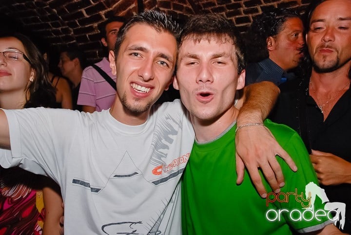 O petrecere incendiară în Club Escape, 