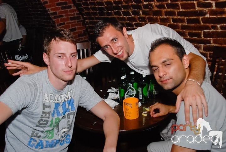 O petrecere incendiară în Club Escape, 