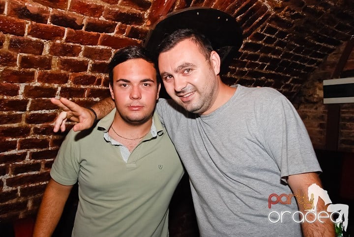 O petrecere incendiară în Club Escape, 