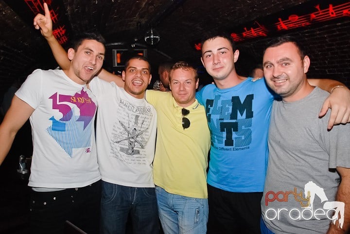 O petrecere incendiară în Club Escape, 