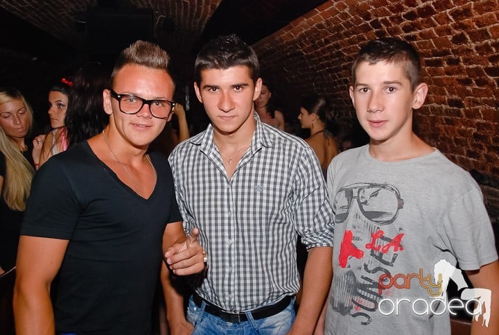 O petrecere incendiară în Club Escape, 