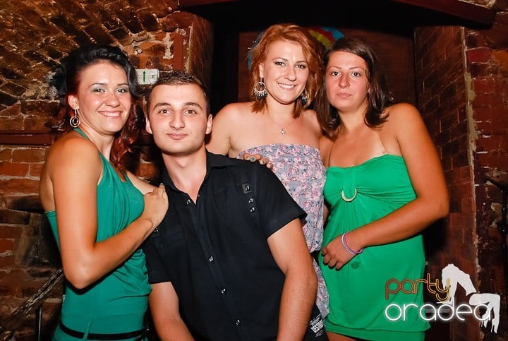 O petrecere incendiară în Club Escape, 