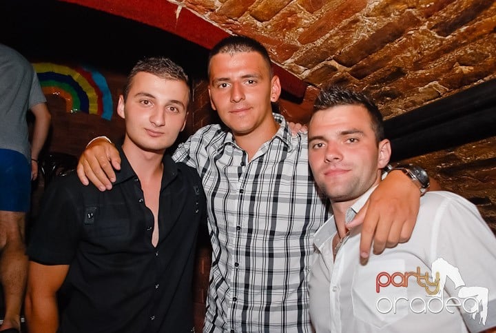 O petrecere incendiară în Club Escape, 