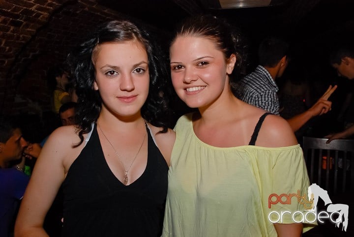 O petrecere incendiară în Club Escape, 