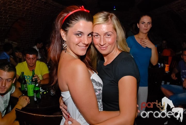 O petrecere incendiară în Club Escape, 